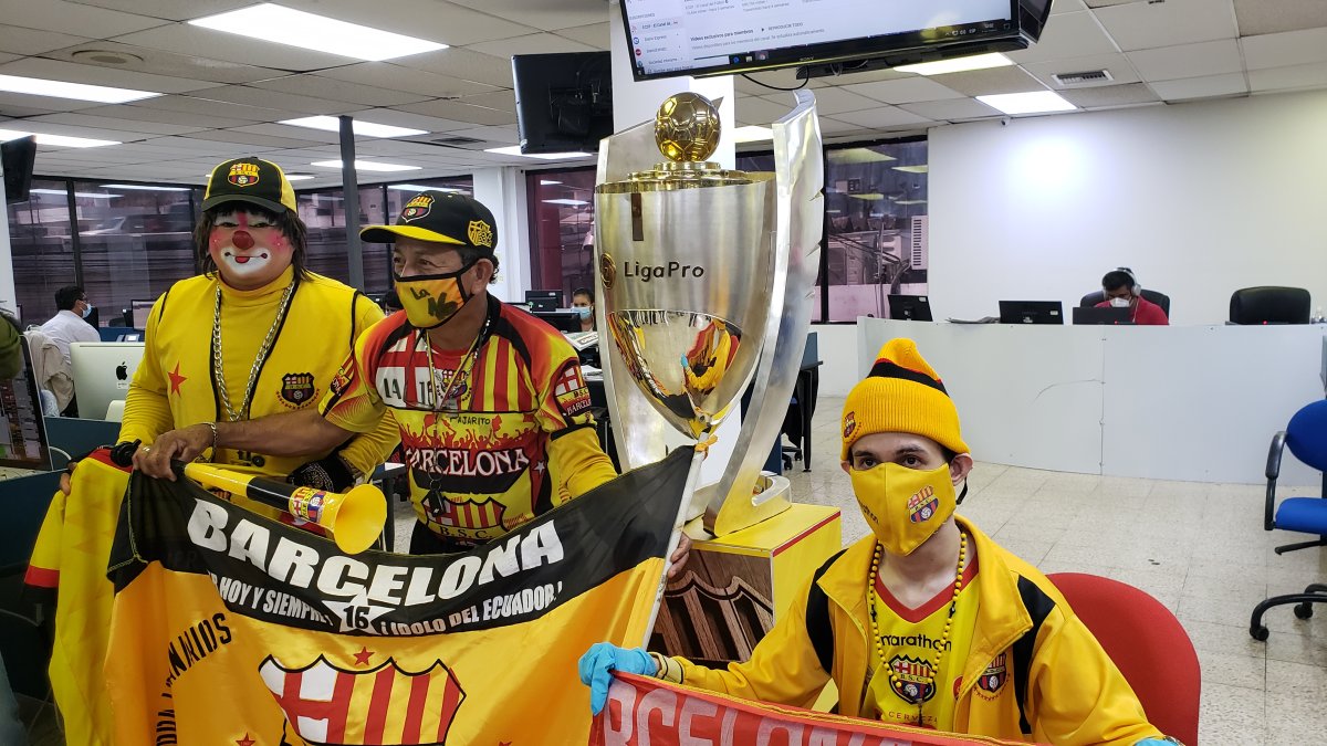 Los hinchas de Barcelona con el trofeo de la LigaPro en Gráficos Nacionales.
