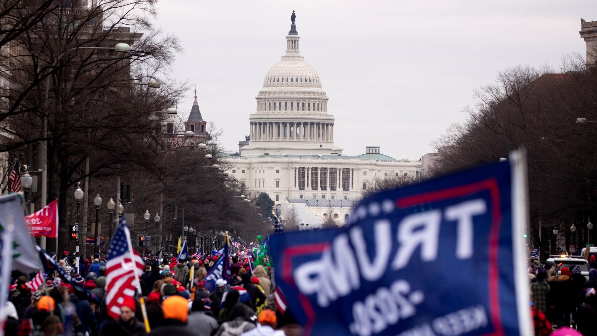 Manifestantes adeptos al presidente de EE.UU., Donald Trump, protestan ante el Capitolio, sede del Congreso estadounidense, en Washington.