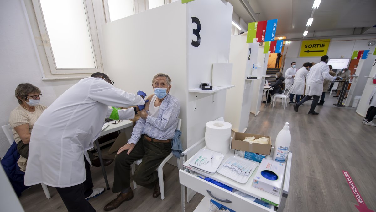 El incremento de la transmisión con la variante británica parece subir de 1,1 personas por paciente a entre 1,5 y 1,7, algo que las autoridades de la OMS no consideran 