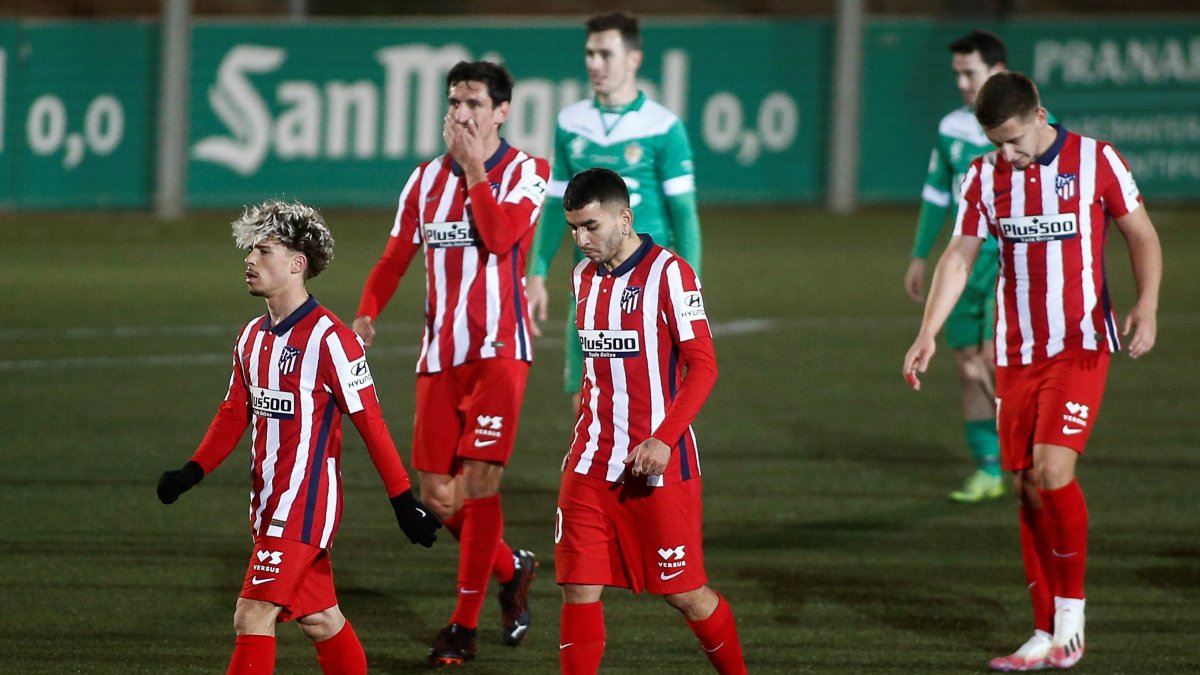 Los jugadores del Atlético de Madrid se retiran decepcionados tras la eliminación en la Copa del Rey