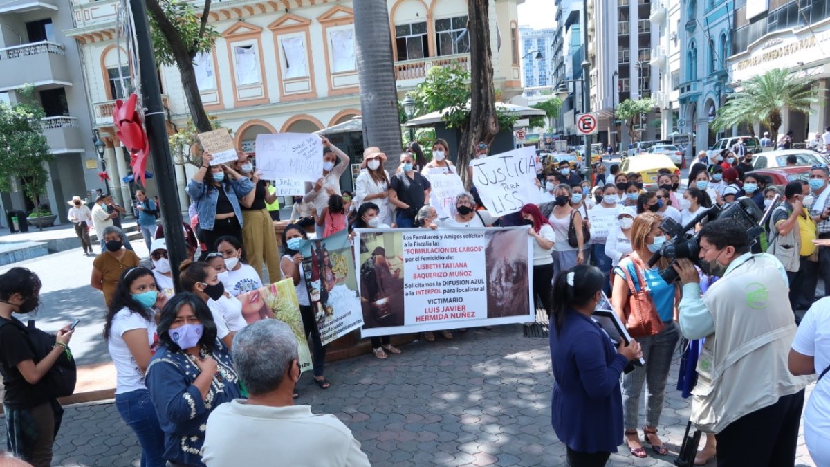 El pasado 6 de enero, familiares y amigos de Lisbeth realizaron un plantón en los exteriores de la Fiscalía de La Merced de Guayaquil.