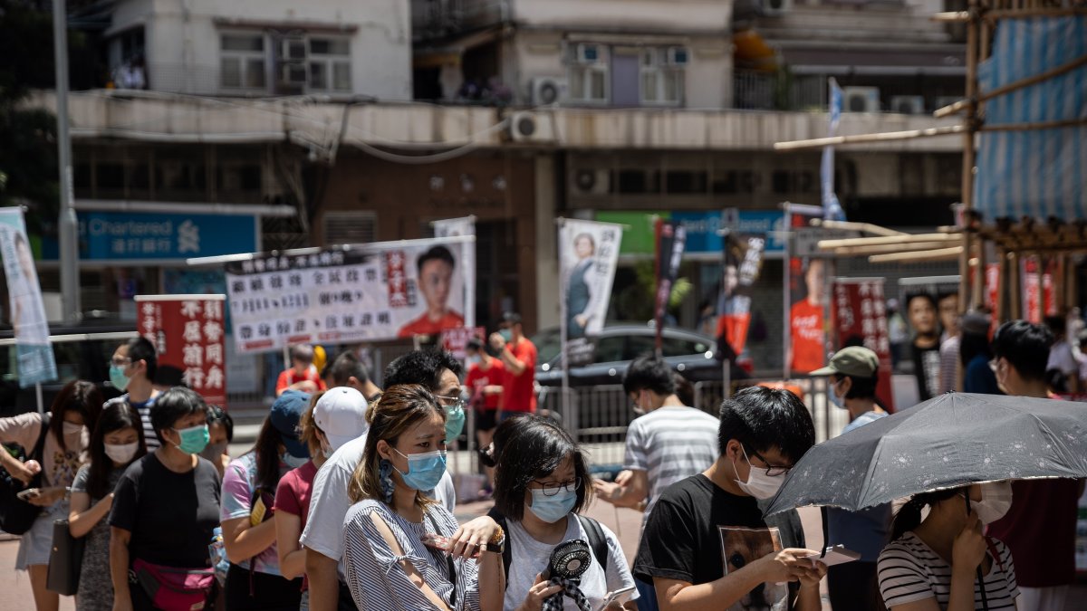 Los votantes esperan para emitir sus votos a los candidatos primarios pro-democracia para las elecciones legislativas en Hong Kong, China,