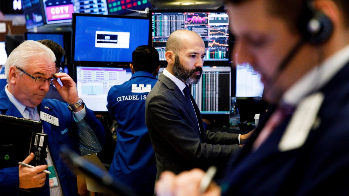 Varios corredores de bolsa trabajan en el parqué de Nueva York (EE.UU.).