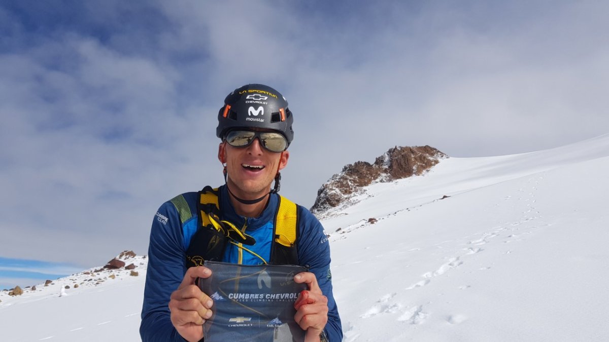 Figura. Karl Egloff tras coronar una de sus seis cumbres previstas en el proyecto.