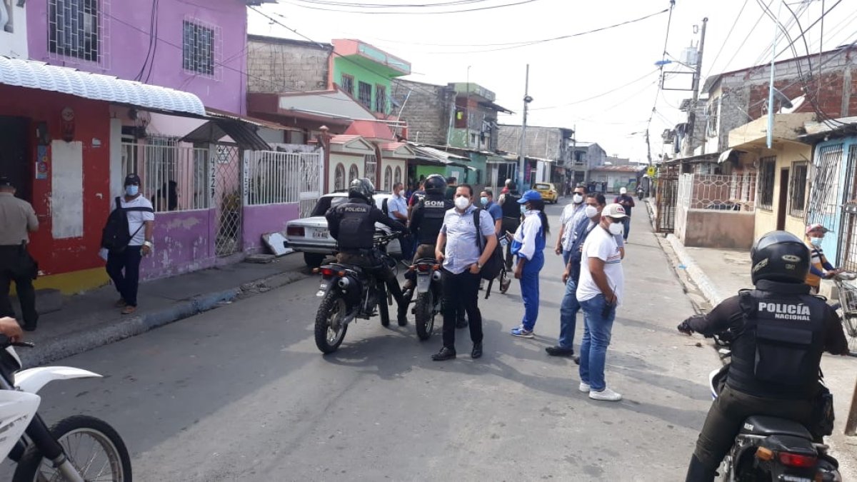 Acción. Personal policial y municipal acudió al sector para determinar los inmuebles involucrados en la fiesta masiva por el nuevo año.