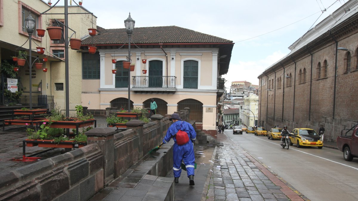 Vallas y alambres fueron retiradas de los alrededores de la Plaza Grande.