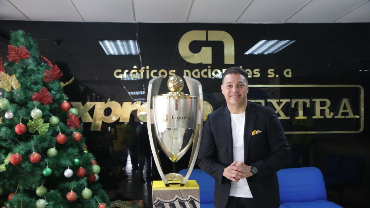 Carlos Alfaro Moreno, en Gráficos Nacionales, con el trofeo ganado por Barcelona.
PERIODISTA : JERSON RUIZ
FECHA : 06/01/2021
Agencia (ag-extra)
