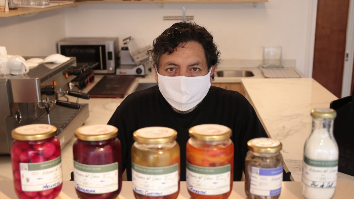 En la pandemia abrió la primera tienda exclusiva de los productos de la cooperativa. El chef Mauricio Acuña los utiliza en el menú del restaurante, Salnés.