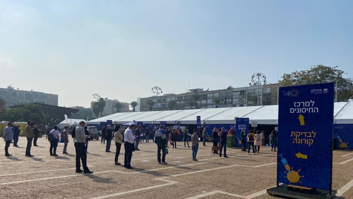 Ciudadanos hacen fila para vacunarse en un centro médico al aire libre en la ciudad de Tel Aviv, Israel. 