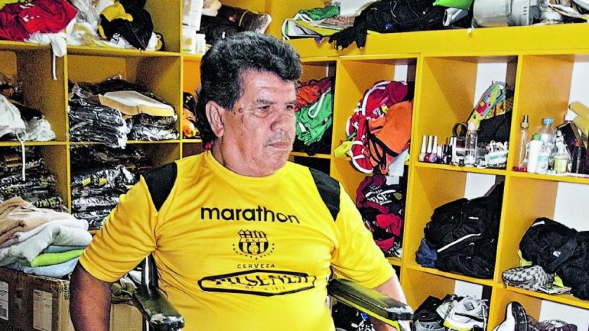 Don Berna Zambrano fue utilero de barcelona desde 1963.