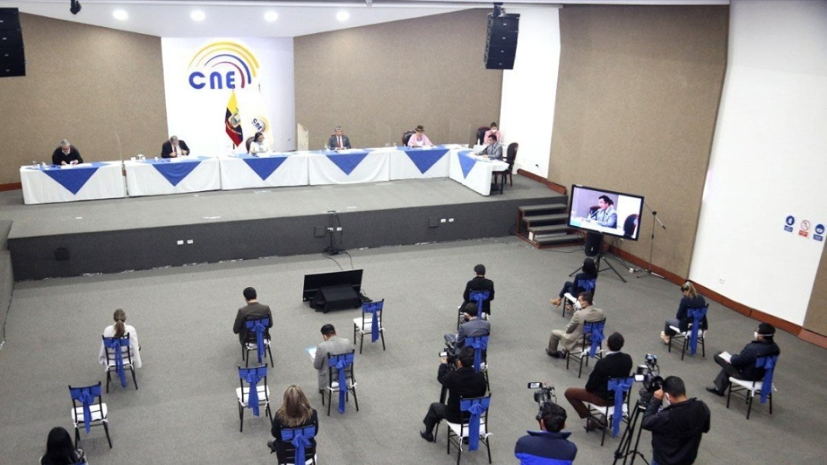 El Consejo Nacional Electoral, en respuesta a un pedido del Comité de Operaciones de Emergencia Nacional, extendió una consulta a la Procuraduría sobre la factibilidad de ampliar el horario de votación.