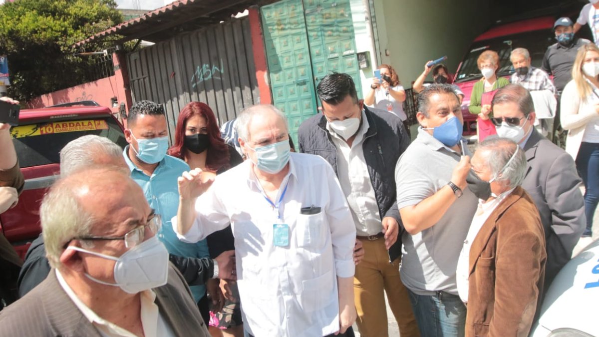 En los exteriores de centro penitenciario se ubicaron vallas y un buen contingente policial para contener a los simpatizantes del expresidente.