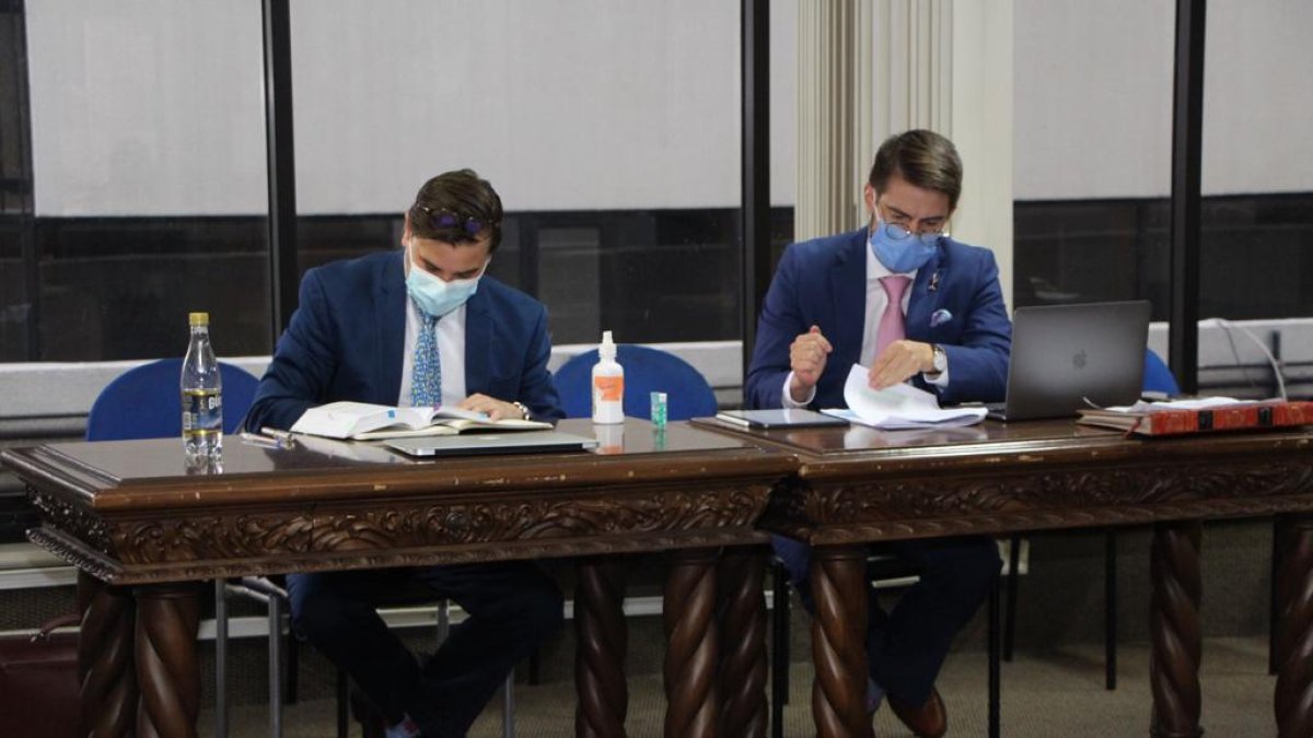 Diligencia. Felipe Rodríguez, abogado de la acusación particular, este jueves durante la audiencia de apelación en la Corte.