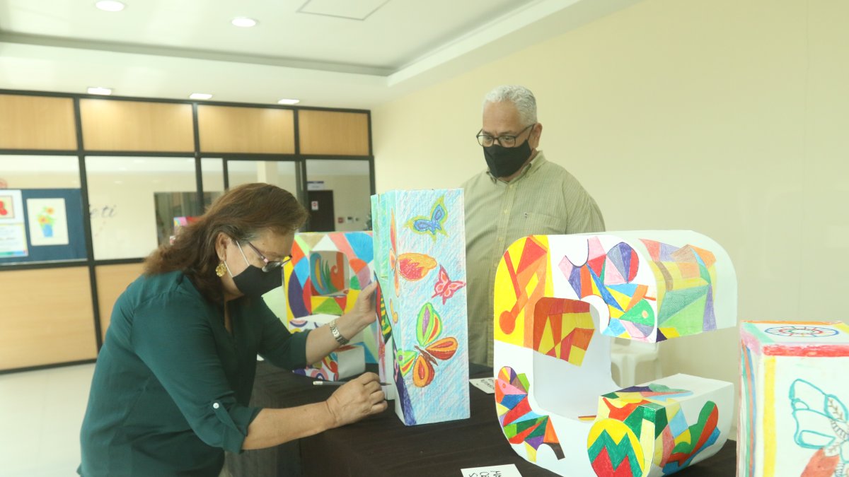 Barbara Velasteguí una de las personas que participa en los talleres de arte y pintura para adultos mayores del Seguro Social..