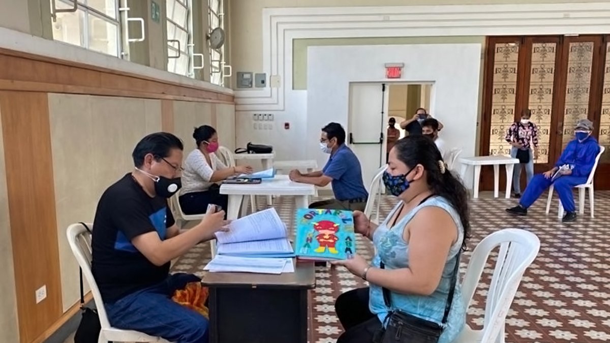 Los portafolios escolares son entregados por los padres de familia en las instituciones educativas.