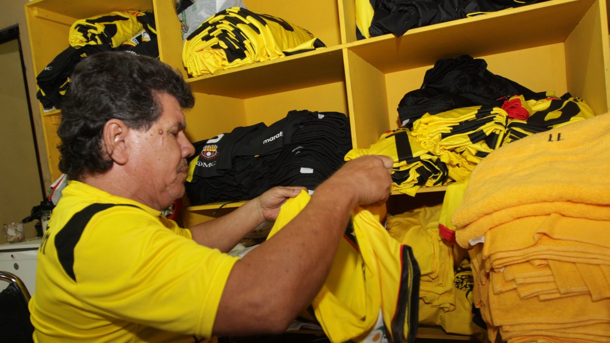 Trabajo. Bernabé Zambrano en la sala de utilería del Monumental, donde laboró hasta el 2019.