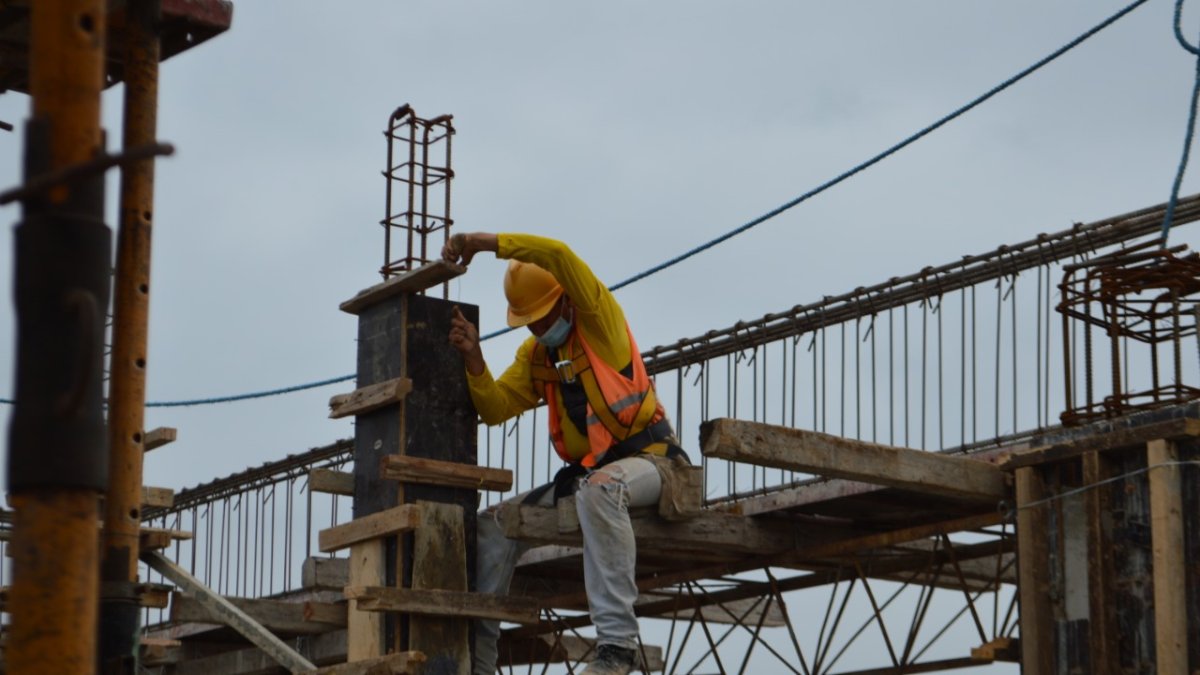 Los obreros trabajan en la nueva edificación de la UPS en el Campus María Auxiliadora, vía a la Costa.