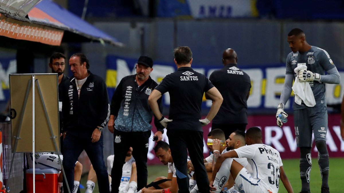 Los jugadores de Santos no fueron al camerino en el descanso, prefirieron quedarse en un lugar abierto