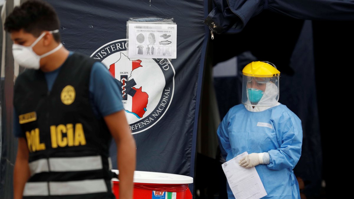 Personal médico recibe a pacientes con síntomas del covid-19 para practicarles pruebas en Lima