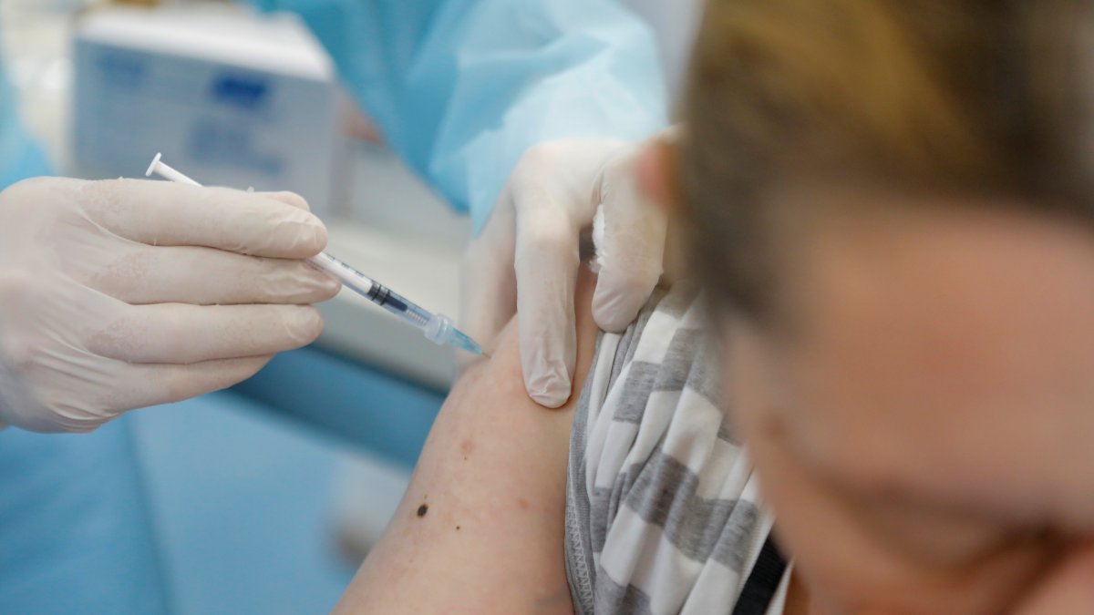 La estabilización de la curva a nivel global en las últimas semanas no es fruto de las primeras vacunaciones en el mundo, enfatizó el director de la OMS para Emergencias Sanitarias, Mike Ryan. 