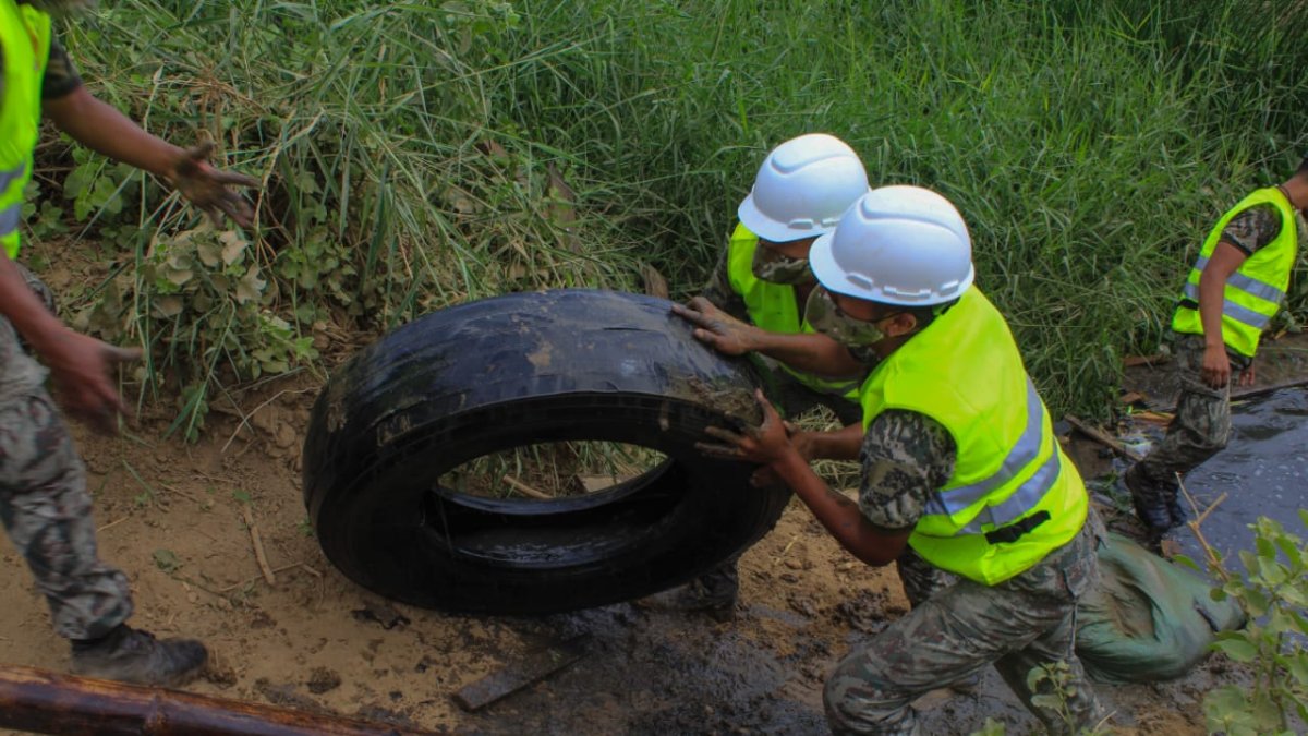 Militares neutralizando los pasos ilegales hallados en Tumbes.
