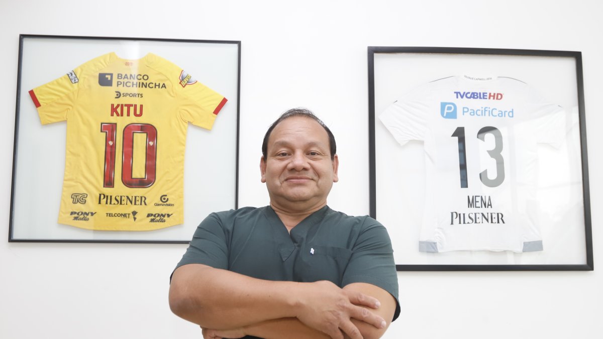 Las camisetas de Damián Díaz y Ángel Mena forman parte de la colección que tiene el galeno.