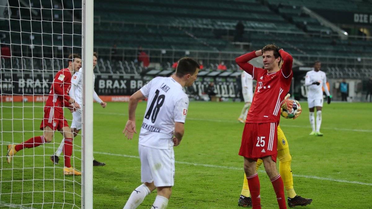 Thomas Mueller (derecha) se lamenta después de perder una oportunidad de gol