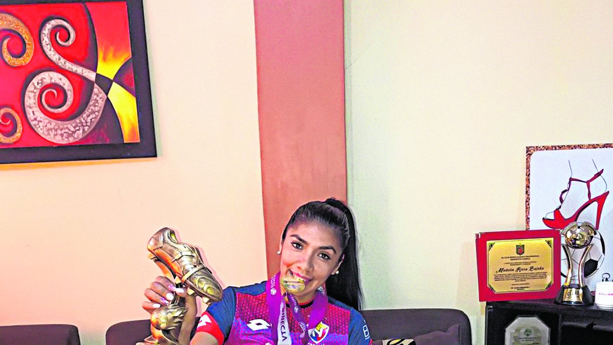 Madeline Riera muestra sus trofeos conseguidos en la ultima temporada con El Nacional