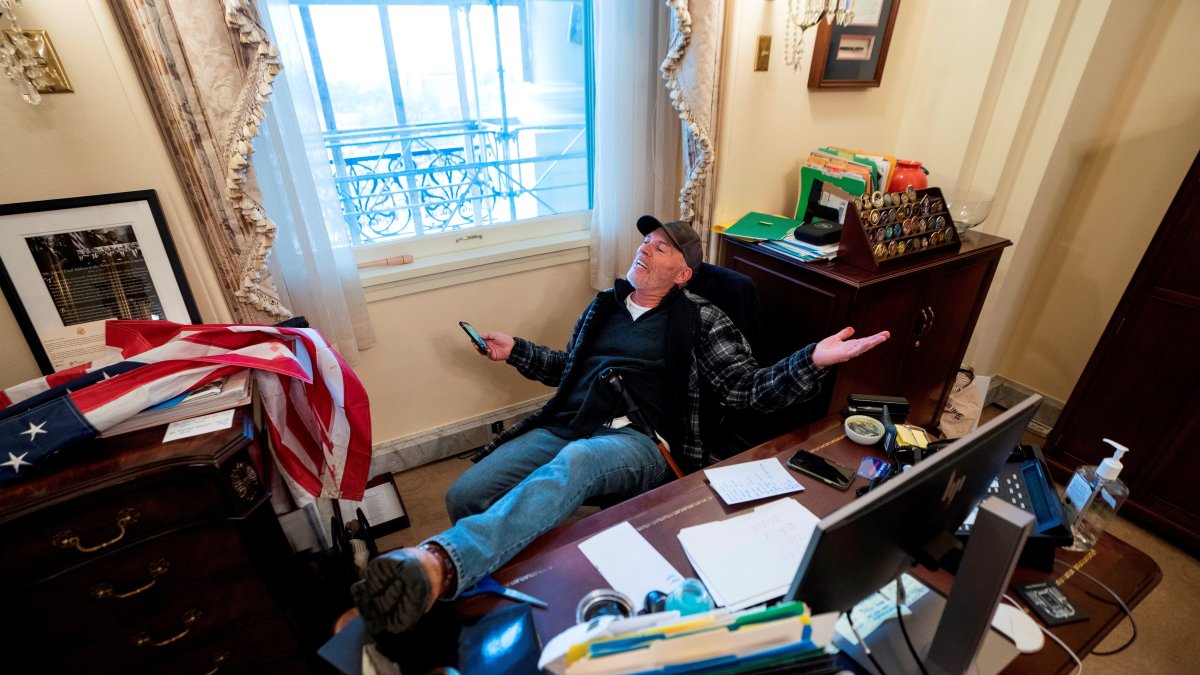 Un seguidor de Donald Trump, identificado como Richard Barnett, se sentó en el escritorio de la presidenta de la Cámara Baja, Nancy Pelosi, luego de irrumpir en el Capitolio estadounidense durante protestas del 6 de enero.