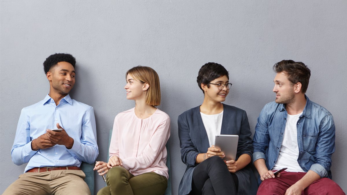 Los colores neutros como el gris, chocolate, blanco y negro son básicos en el amario.