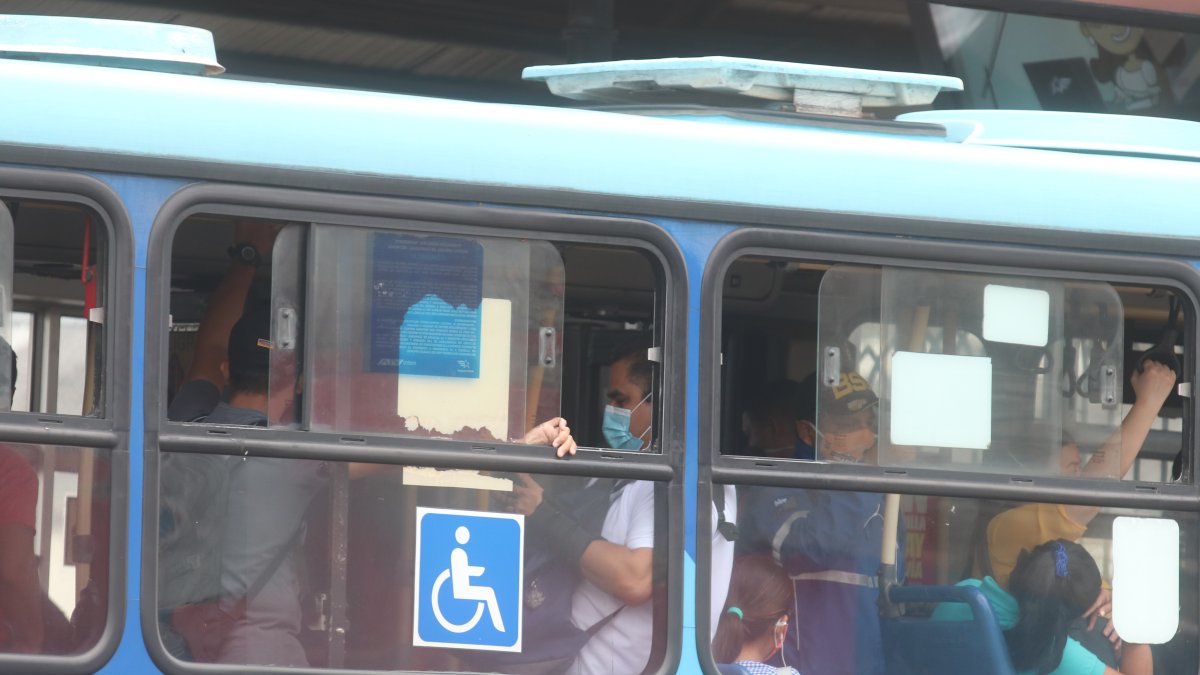 La metrovía siempre está llena. Tanto en sus paradas como en sus unidades.