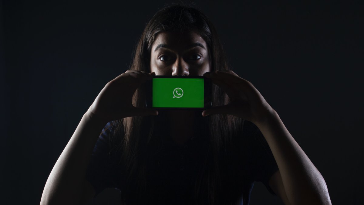 Mientras se dispararon las descargas de Signal y Telegram, las de WhatsApp cayeron 11% en los primeros días del año.