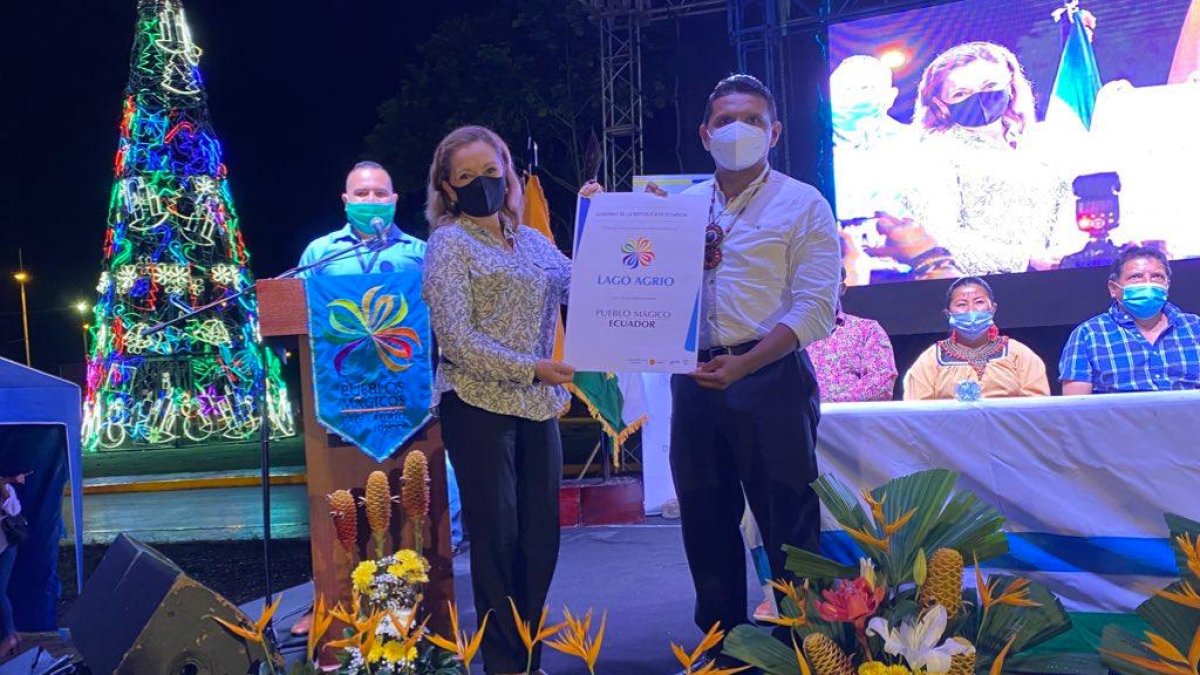 La ministra de Turismo, Rosi Prado de Holguín, entregó el reconocimiento.