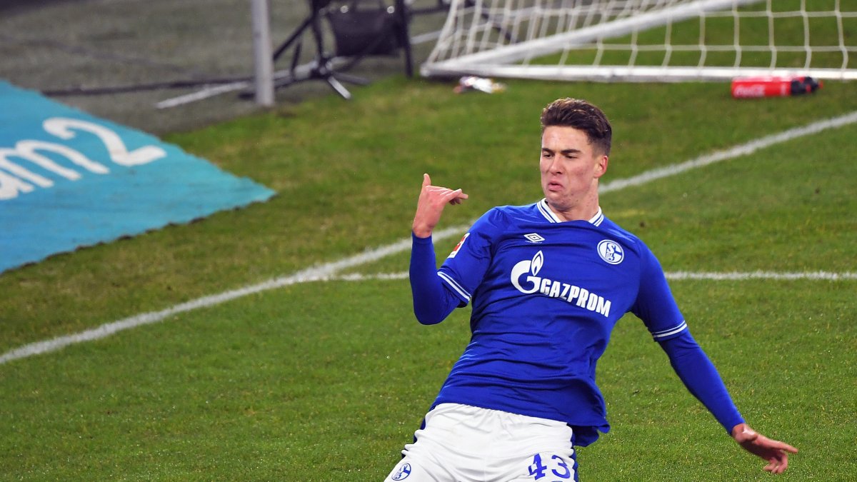 Mathew Hoppe, delantero del Schalke, celebra uno de sus goles en el triunfo.