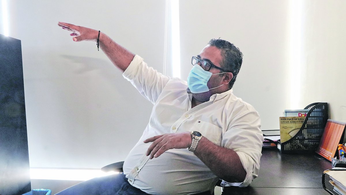 El funcionario Nicolás Andrade, en su oficina, en la Dirección de Riego de la Prefectura.