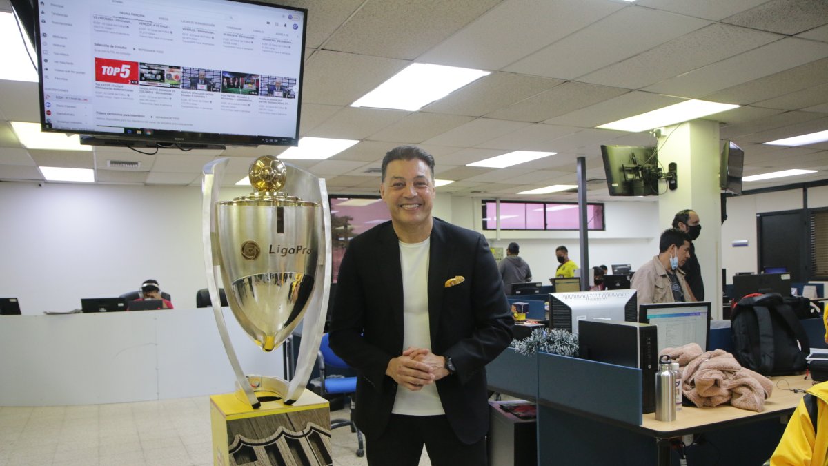 Carlos Alfaro Moreno, presidente de Barcelona, en la redacción de Diario EXPRESO con el trofeo de la LigaPro.