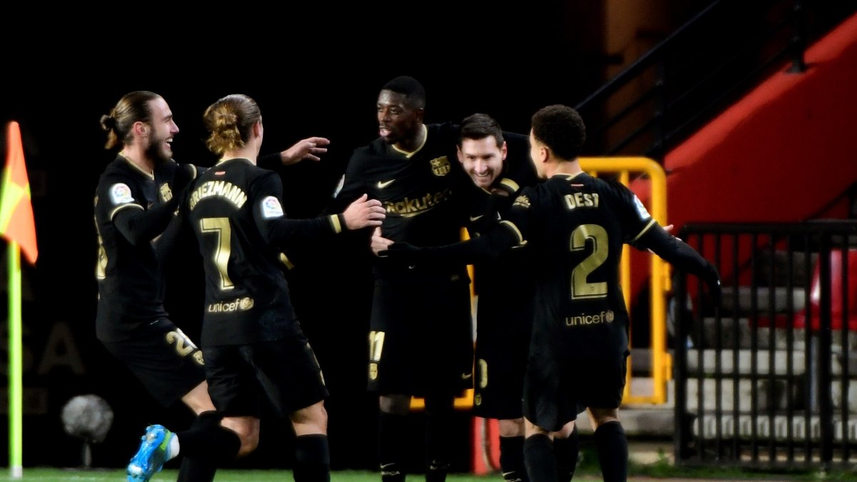 Los jugadores de Barcelona festejan uno de los cuatro goles que marcaron como visitantes