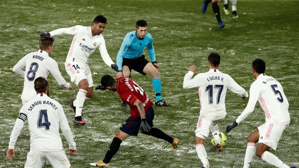 La cancha lució varias zonas blancas debido a la nieve. Eso dificulto en parte el desarrollo del partido.