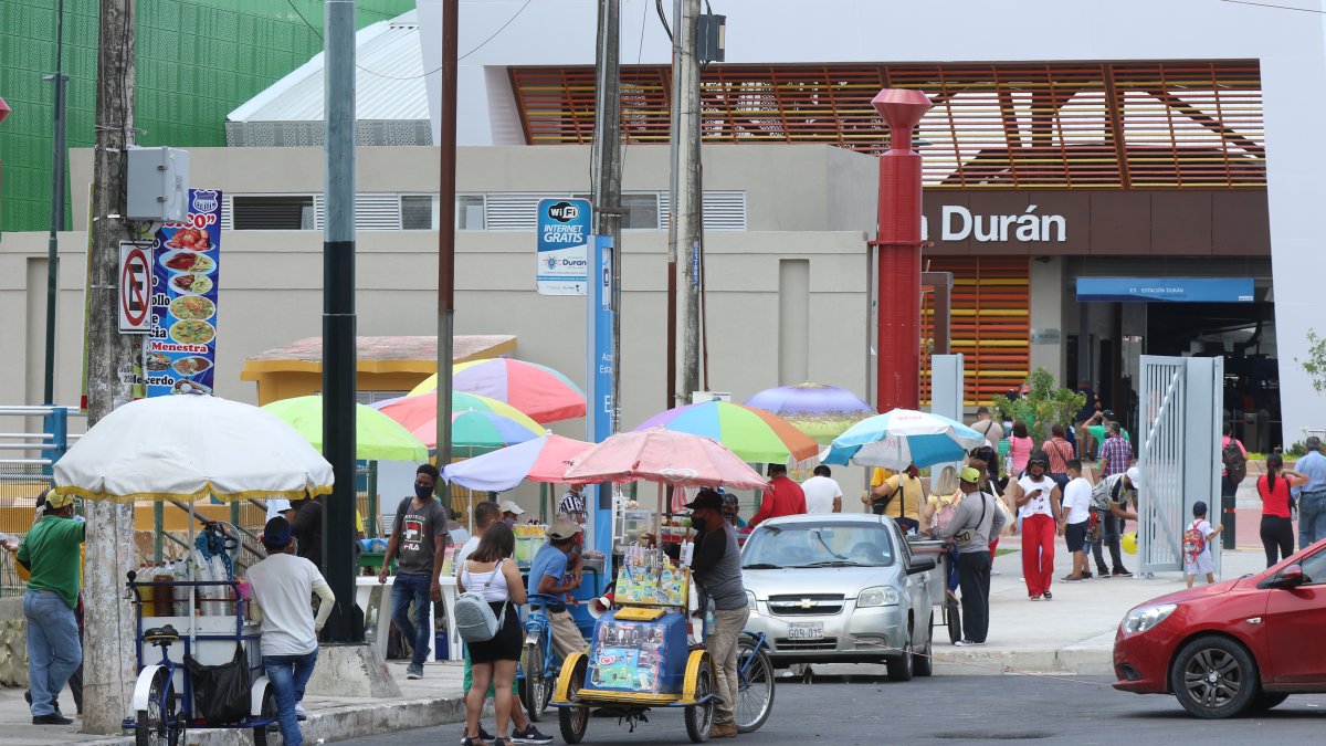 Estación. Al pie de la Aerovía, en el cantón Durán, se han apostado vendedores informales.
