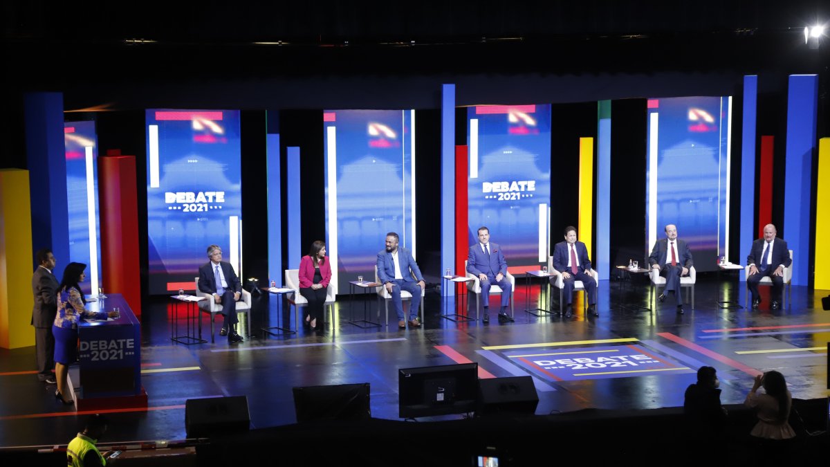 La Casa de la Cultura Ecuatoriana en Quito fue la sede del encuentro que hoy tiene una segunda parte con otros siete candidatos.