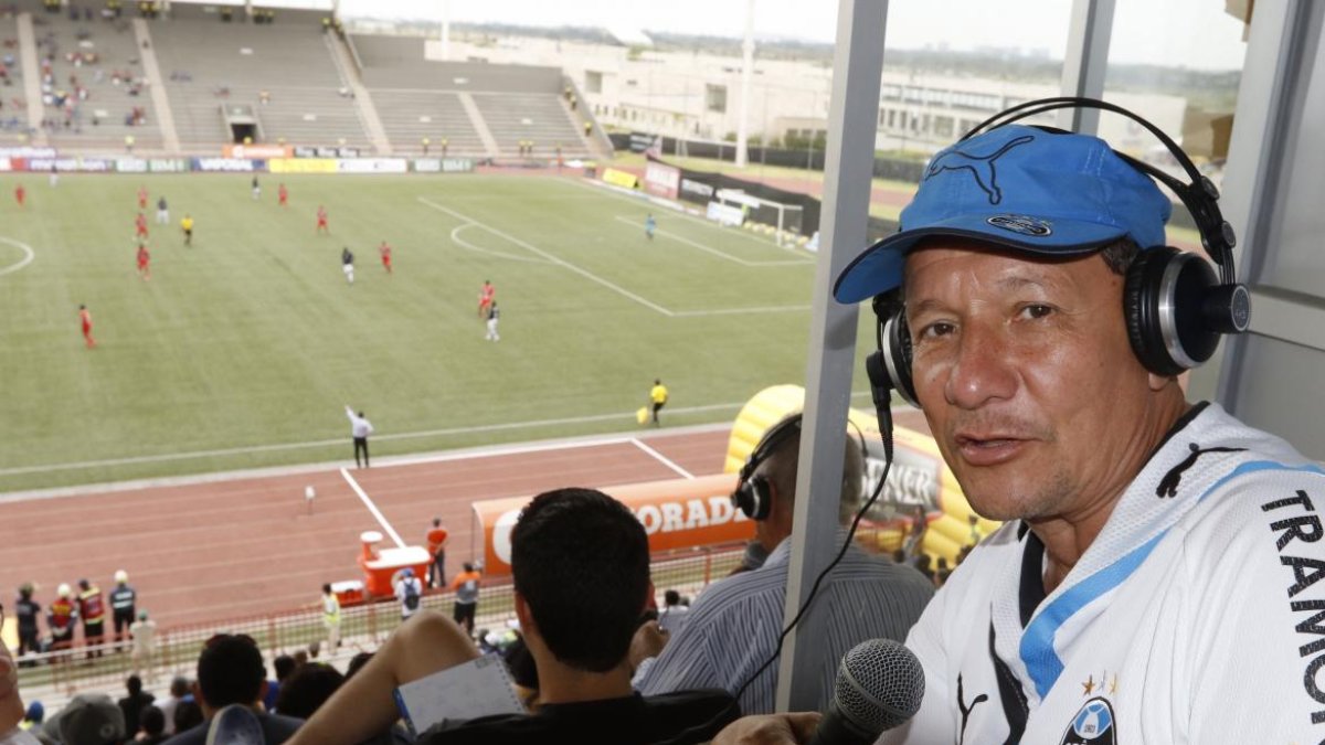 Paco Álvarez fue uno de los primeros coleccionistas de camisetas de equipos de fútbol en el país.