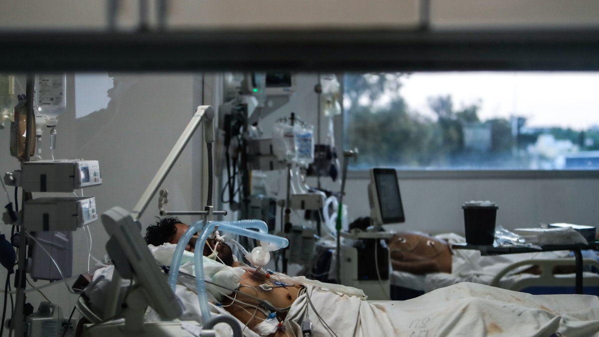 Los contagios del coronavirus siguen creciendo, una tendencia que se ha incrementado más por la facilidad de transmisión de la nueva cepa británica de la COVID.