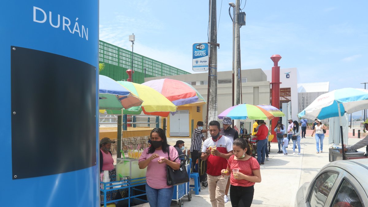 De todo. Desde maduro con queso hasta aguas frescas, a la venta.