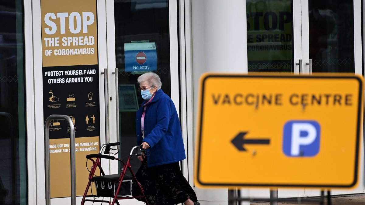 Una mujer sale de un centro de vacunación masiva en Empton, Reino Unido.