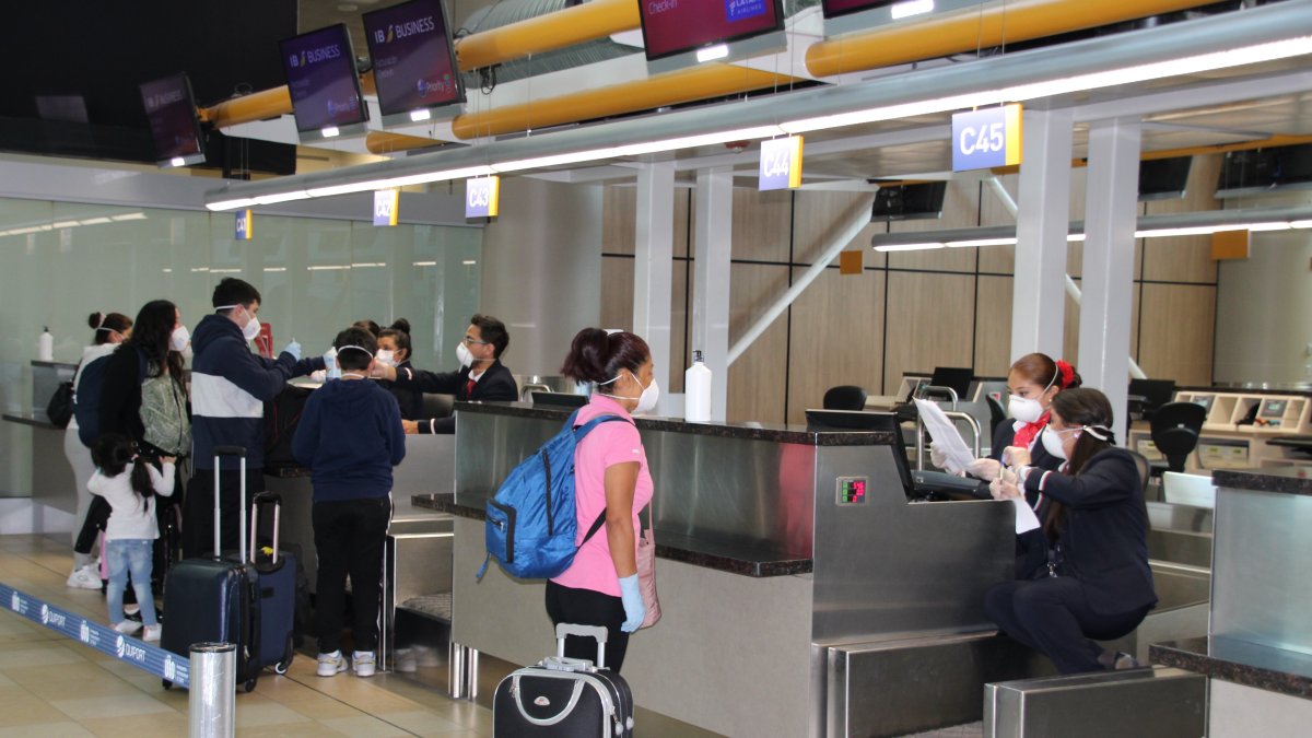 Viajeros piden información en los counter del aeropuerto internacional Mariscal Sucre, en Quito.