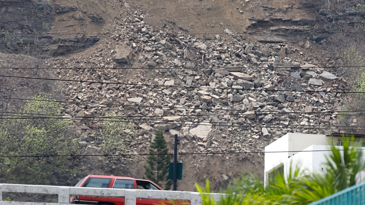 El desprendimiento de piuedras y tierra en el cerro Paraíso, a la altura de la avenida Carlos Julio Arosemena y Monjas.