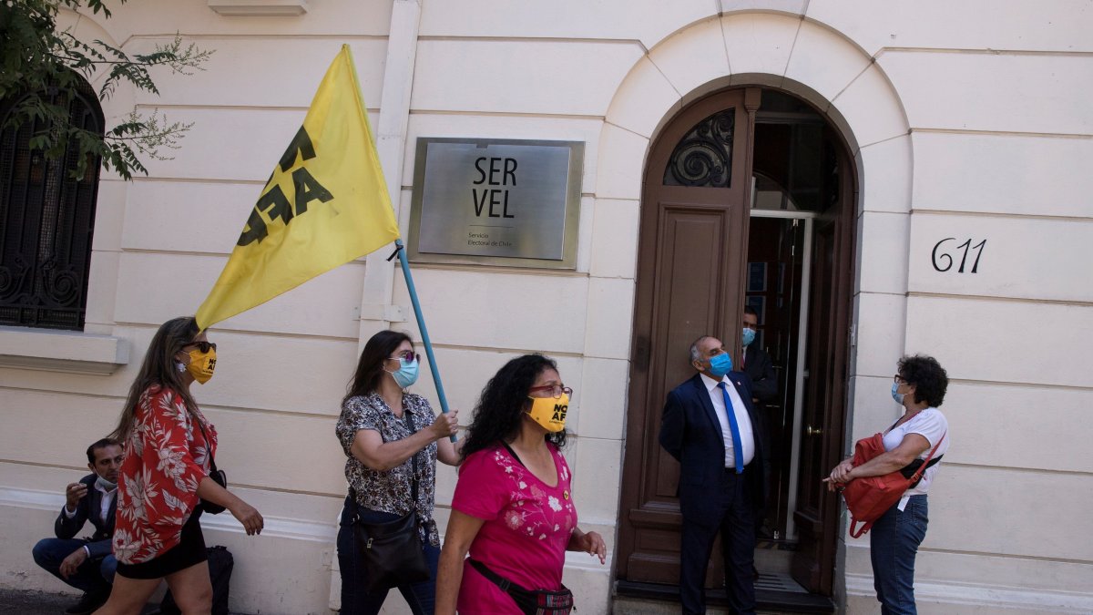 Entre los aspirantes a constituyentes hay abogados, pensionistas, sindicalistas, feministas, artistas y activistas, así como militantes de partidos tradicionales y antiguos dirigentes, entre otros.