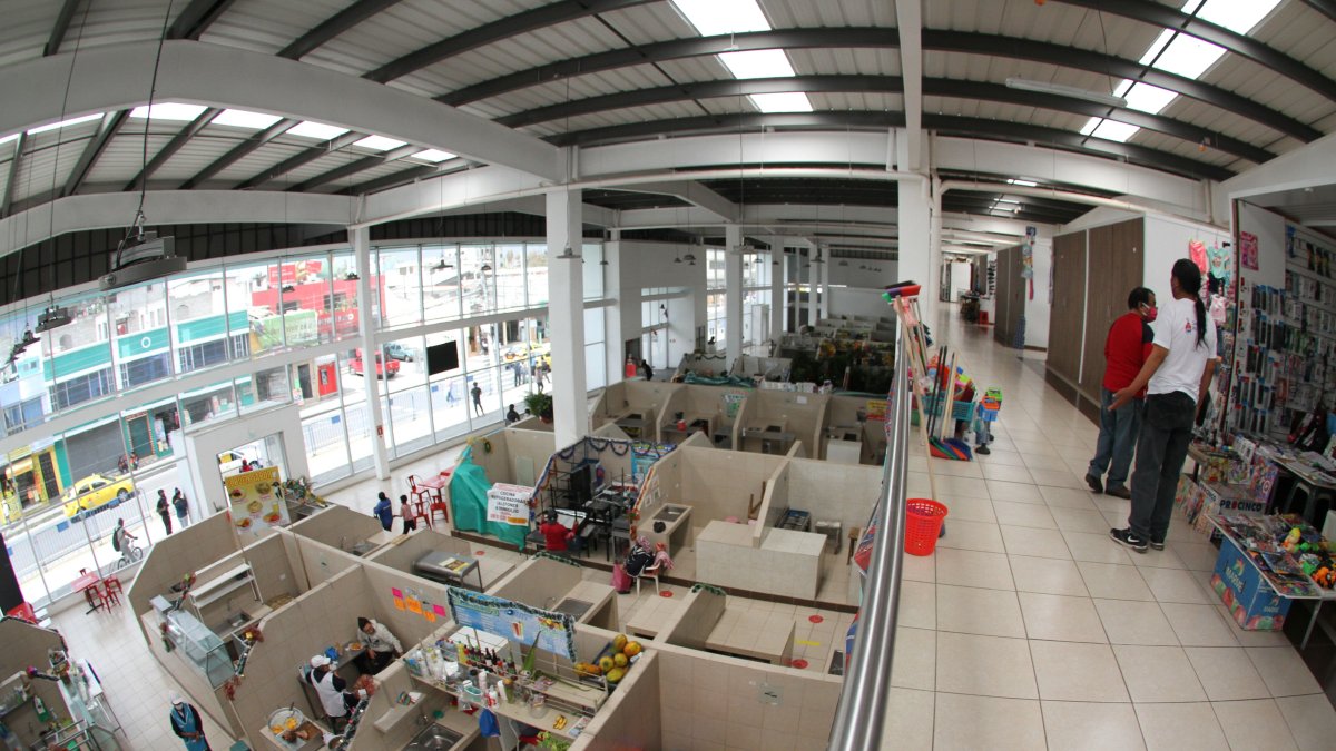 Además del riesgo contra incendios, los comerciantes indican que hay goteras y otros desperfectos.