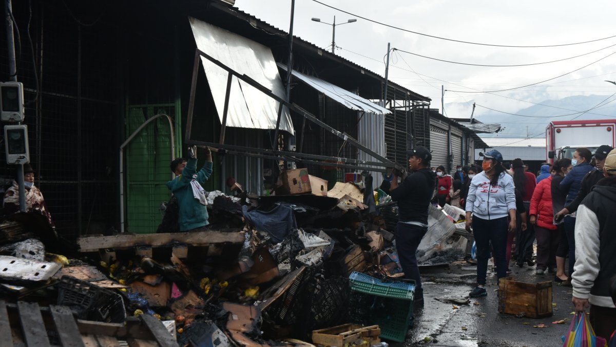 Un incendio arrasó con 28 puestos de frutas en el mercado de mayoristas, al sur de Quito. Los comerciantes perdieron un promedio de $ 6.000 por puesto.