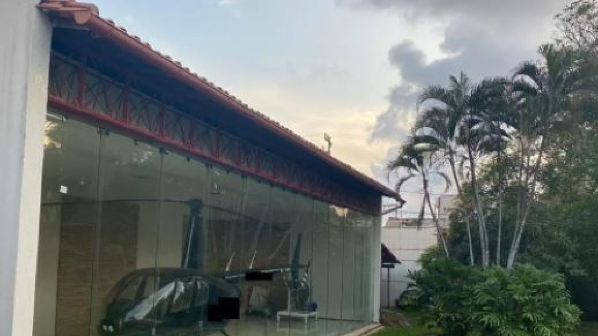 Un helicóptero en una de las casas a las que se incursionó. 